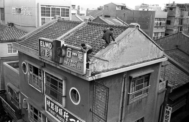 台北市慶祝第十八屆光復節大會於中山堂舉行，圖為爬至屋頂拍照的媒體記者。圖＼聯合報系資料照（1963/10/25 陳明輝攝影）