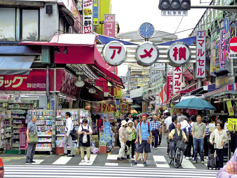 日旅達人林氏璧指出，曾遇過日本商家抬價再降價的狀況。圖為東京商店街阿美橫丁。 圖／PIXABAY