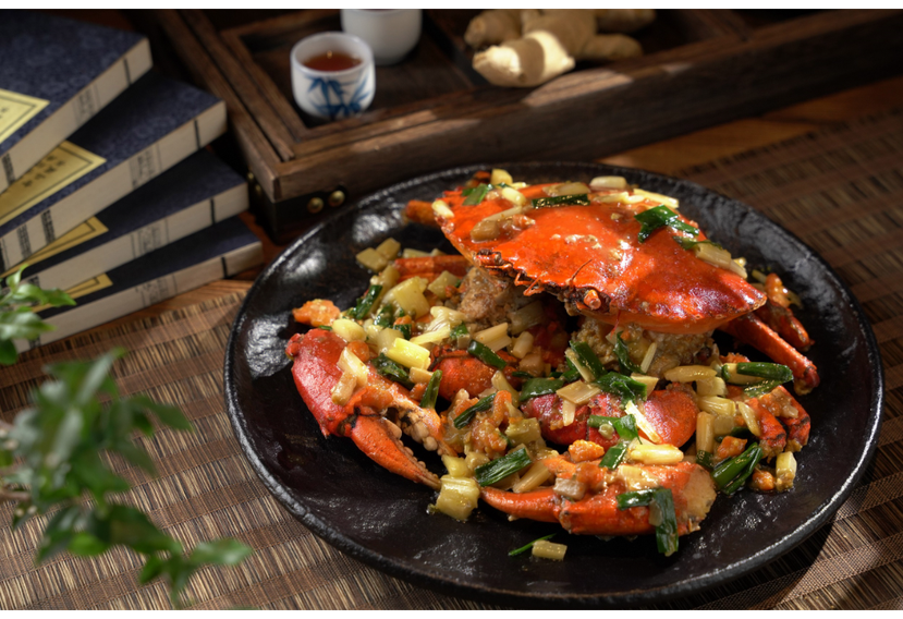 米其林三星餐廳頤宮也推出「金秋詠蟹宴」，圖為薑蔥焗沙母。 圖／君品酒店提供