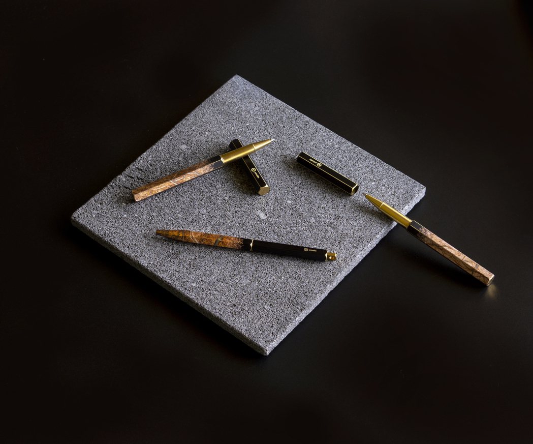 物外YSTUDIO與京都百年工藝品牌「楽芸工房」合作的「雲龍箔鋼珠筆」，在嘖嘖上...