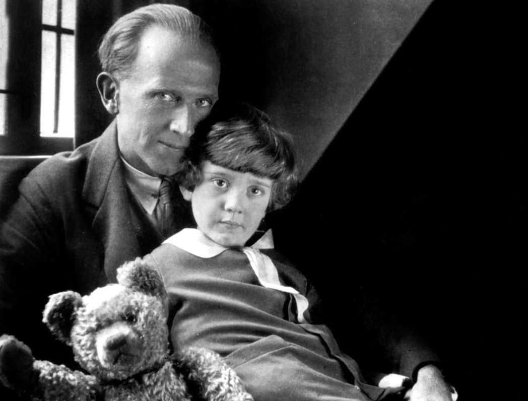1926年，《小熊維尼》的作者米恩與他的孩子羅賓。 圖／維基共享 