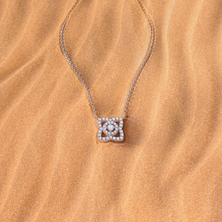 De Beers Jewellers全新形象廣告Enchanted Lotus白金鑽石項鍊。圖／De Beers提供