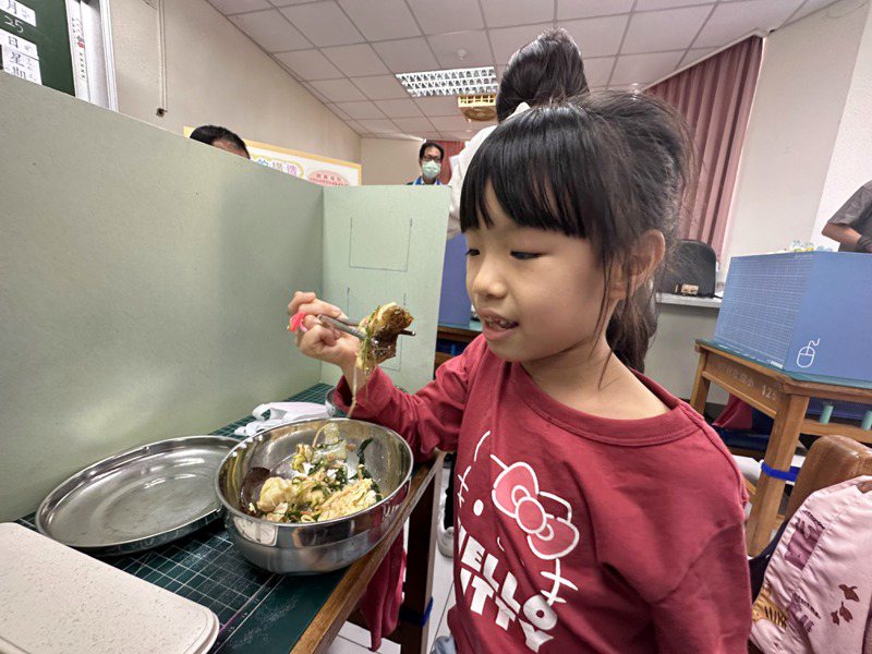 興隆國小今天首次營養午餐有石斑魚，學童親自品嘗皆表示魚肉很好吃，更形容「QQ的」。記者巫鴻瑋／攝影