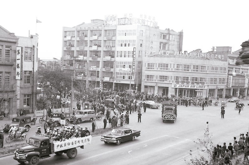 1963年，尹仲容出殯時，許多人自動自發站在街頭恭送。圖／聯合報系資料照片