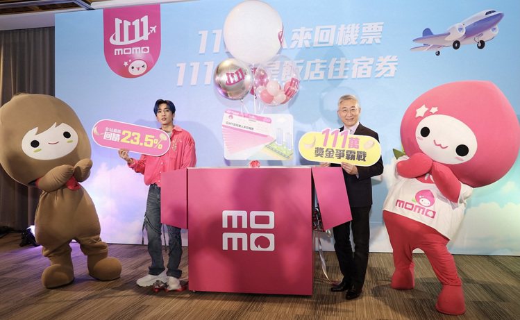 momo購物網雙11活動大使婁峻碩（圖左）、momo富邦媒總經理谷元宏一同揭開2...