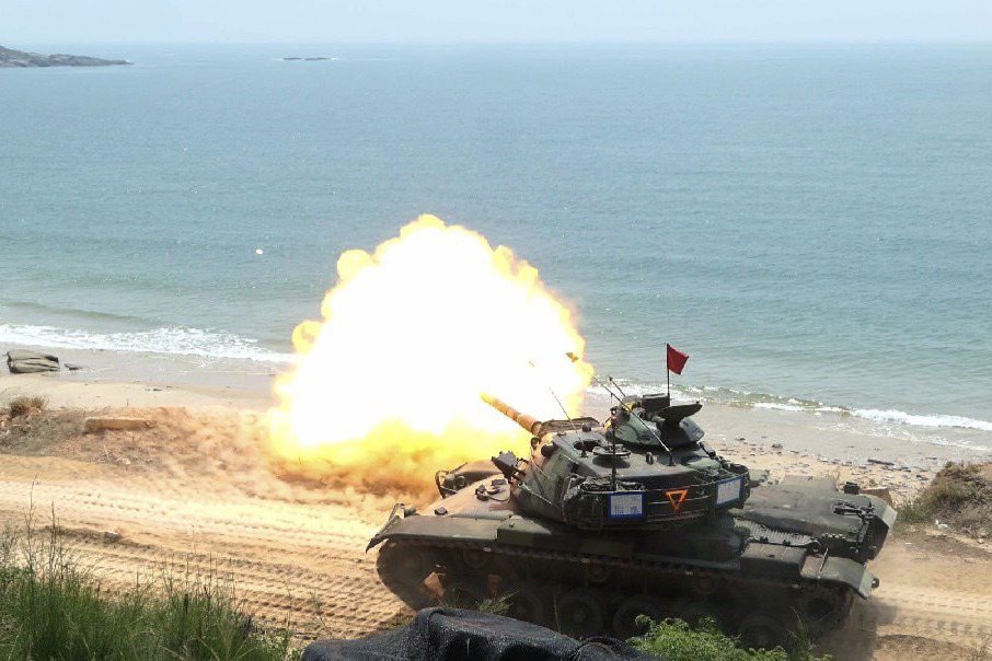 M60A3戰車進入射擊陣地，待命火力制壓海上目標。 圖／金防部提供