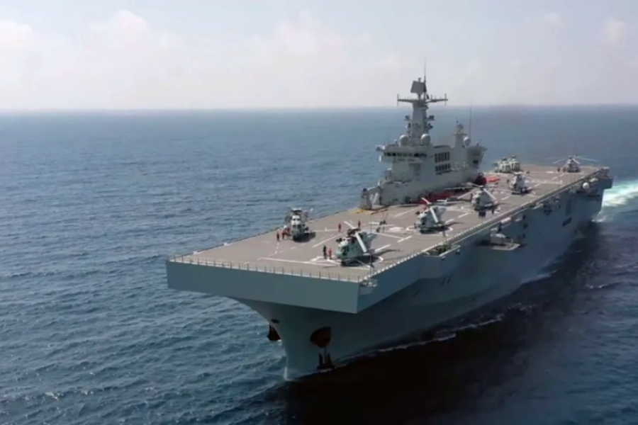 近年來中國加緊興建071型船塢登陸艦、075型兩棲突擊艦等兩棲作戰艦艇，以強化跨海能力。圖為075型兩棲突擊艦海南艦。 圖／取自中國中央電視台《軍事報導》