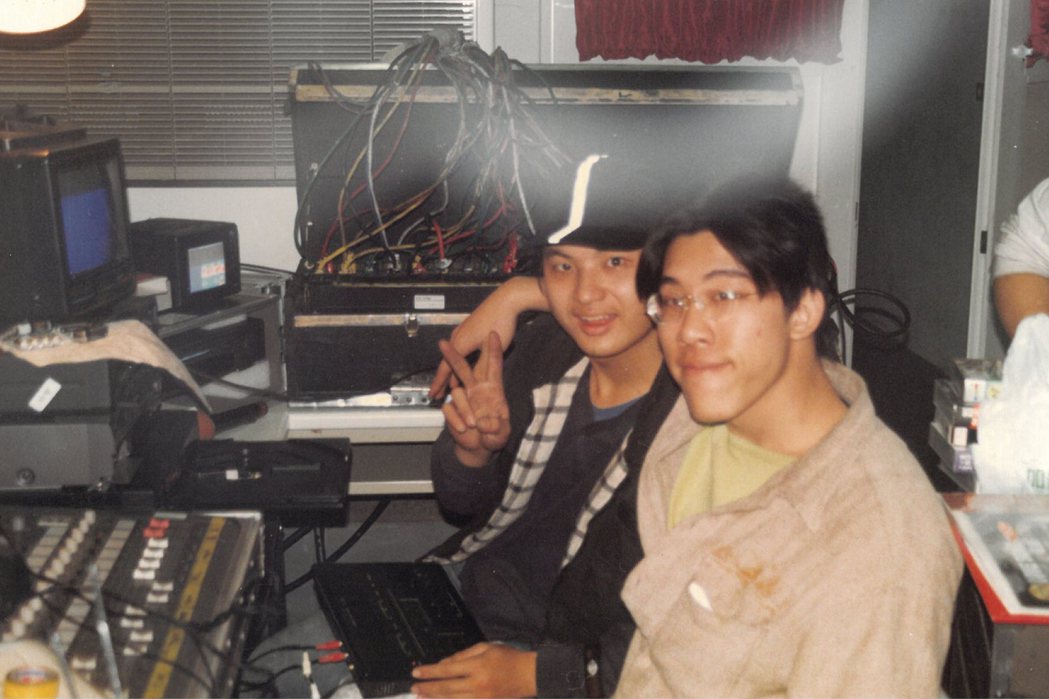 周佑洋（右）初入行時，在小燈光音響公司擔任「音控師」。圖／周佑洋提供