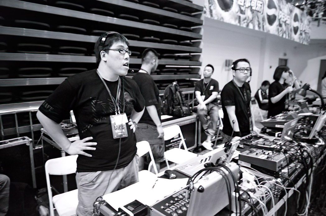 周佑洋2009年在五月天DNA演唱會控台。圖／劉名峯導演提供