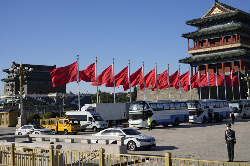 中國共產黨第20次全國代表大會閉幕式前，中國武警在天安門廣場站崗。美聯社