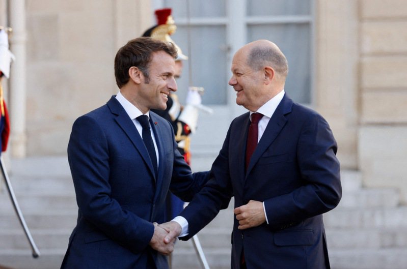 法国总统马克宏（左）今天午宴款待德国总理萧兹（右）。 法新社(photo:UDN)