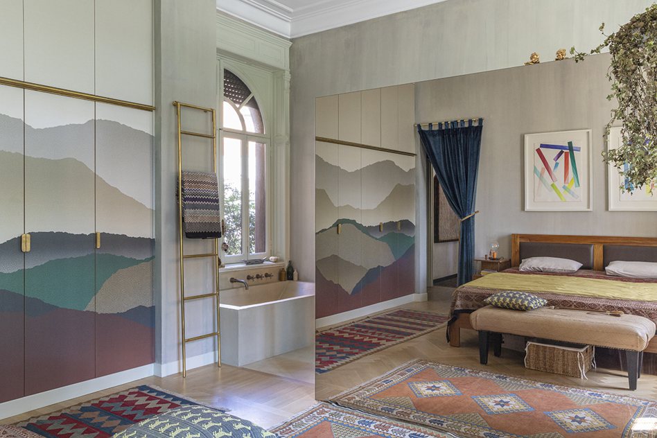 浮世繪壁紙裝飾與鏡面圍塑的方形空間 相互融合。