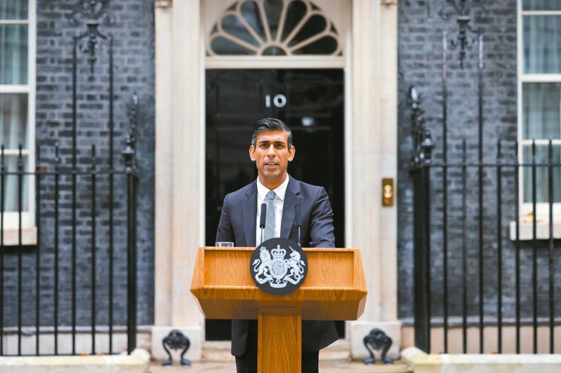 官邸演说英国新任首相苏纳克廿五日在首相官邸门口发表上任后首场演说。 （欧新社）