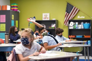 最新報告顯示，新冠防疫措施重挫美國中小學生的學科能力，程度之嚴重史無前例。圖為去年8月佛州邁阿密市一所小學開學日。美聯社
