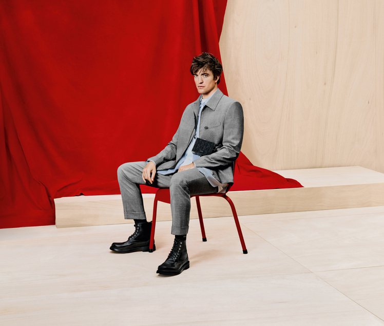 Dior發表品牌大使羅伯派汀森所演繹的2023春季男裝形象廣告。圖／Dior提供