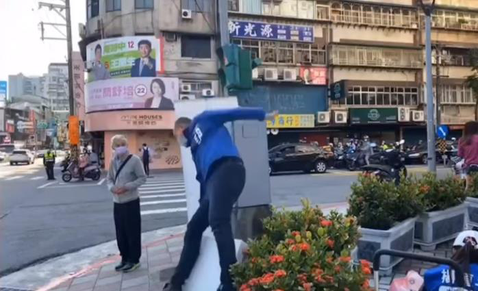 國民黨台北市議員候選人楊植斗26日於街口拜票時，不慎從演講台上後仰摔下，後腦著地。圖／翻攝羅智強臉書
