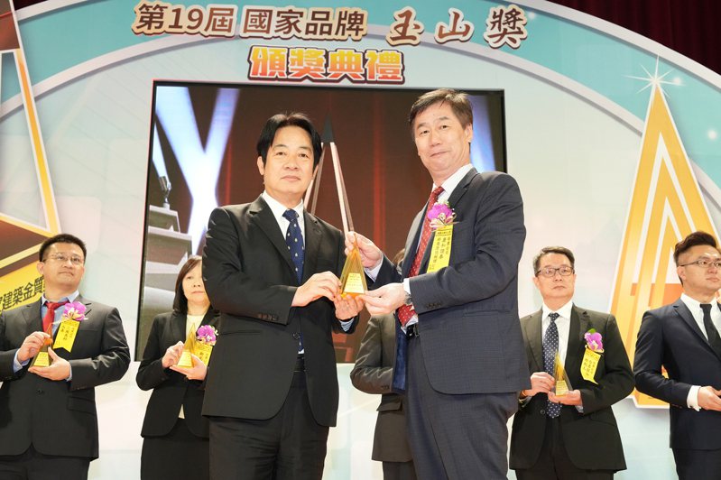 傑出企業由康和證券總經理邱榮澄(右)代表領獎，副總統賴清德(左)頒發。( 康和證券/提供)