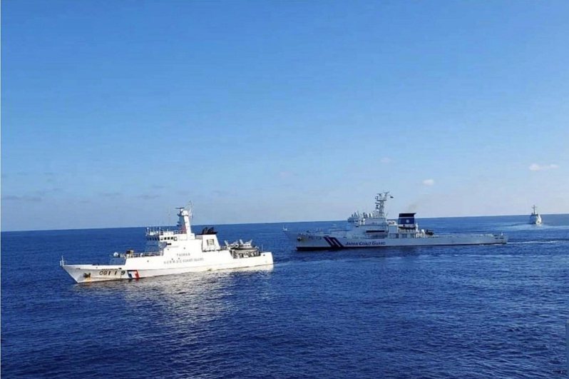 台灣大學「新海研一號」被日艦干擾，花蓮艦（左）趕赴馳援，阻隔日艦（右）。（中華戰略學會研究員張競臉書）