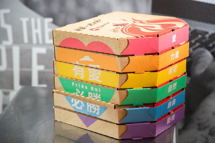 必勝客「有愛必勝六色彩虹盒」，採用彩虹旗的6種顏色設計而成。圖／必勝客提供