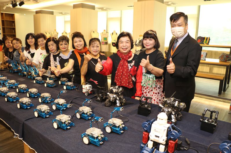 泰山在地社區長輩參加黎明技術學院社區樂齡牽手樂活萌芽計畫  體驗AI機器人和小車。圖／新北社會局提供