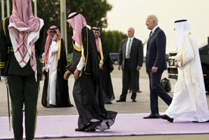 紐時報導，美國總統拜登（右二）7月訪問沙國時，以為雙方按一項增產石油密約行事，未料沙國後來未履約。圖／紐約時報