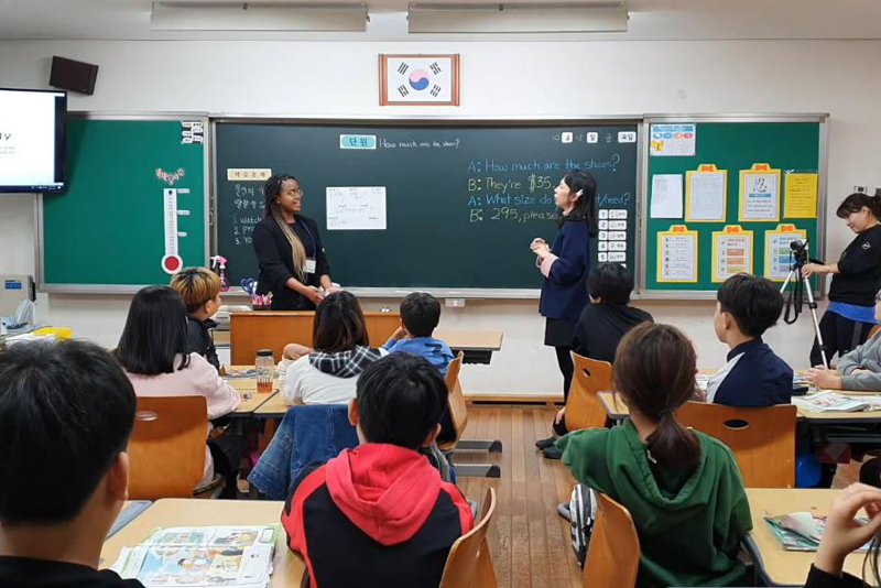 母語人士透過EPIK計劃申請到韓國公立學校任教，與當地英語老師「共同教學」。圖／取自EPIK官網