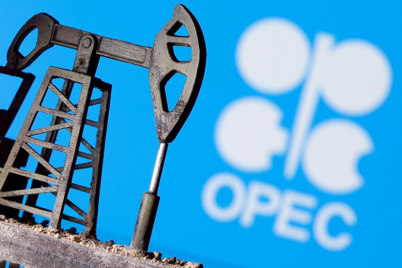 OPEC+將其原油生產配額減少200萬桶，並將其實際產量減少約每天100萬桶，引起華府爭論紛擾。這意味全球石油現貨供應將趨緊。路透