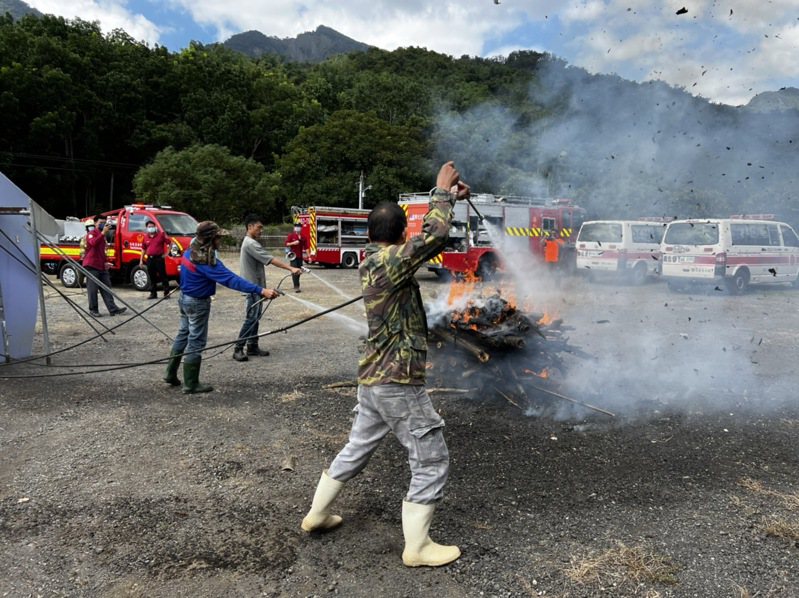 南市最偏遠的南化關山居民在消防局輔導下組「消防自救隊」，模擬如何滅火等演練。圖 ／讀者提供