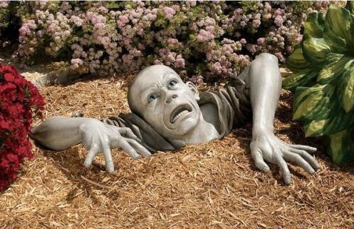 棠恩原本期待公仔的大小可以放進花盆裡，做出「從土裡爬出來」的恐怖效果。圖擷自eBay