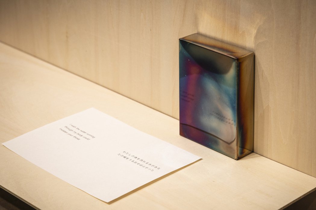 展覽邀請日本詩人小內光為作品創作，並共同策劃展場的詩目與作品展示方式。 圖／me...