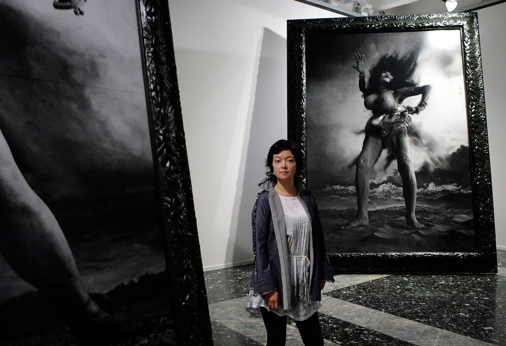 2009年6月4日威尼斯雙年展日本館展覽中，柳美和與作品「迎風的女人」。 圖／美...