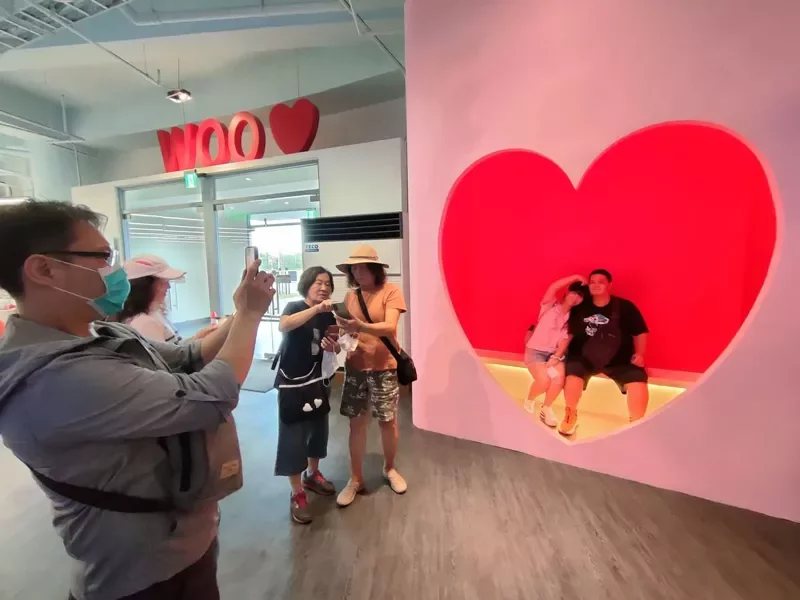 「愛心」牆面成為排隊拍照打卡亮點。 記者尤聰光／攝影