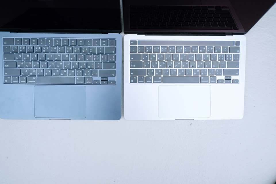 （左）Air M2（右）Pro M2鍵盤配置，Pro頂部多了Touch Bar，...