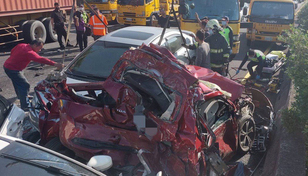 寶山交流道10車追撞，多輛自小客車嚴重毀損。記者巫鴻瑋／翻攝