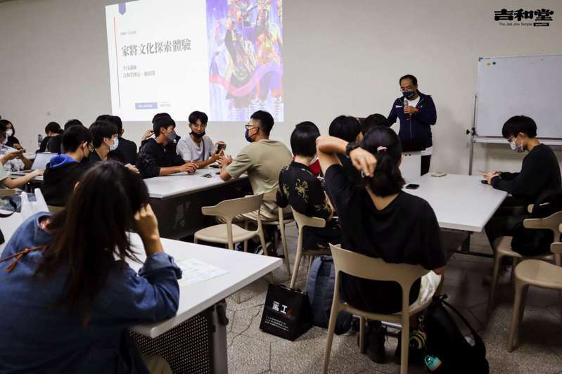 台南市文化局與成大合作，把家將文化帶入大學選修課程中，圖為上課的情況。圖／文化局提供