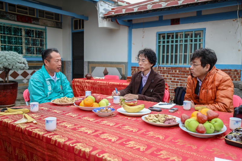 2018年九合一選舉年，日本學者小笠原欣幸（中）訪問當時競選嘉義縣長的翁章梁（左）。圖／翁章梁競選團隊提供