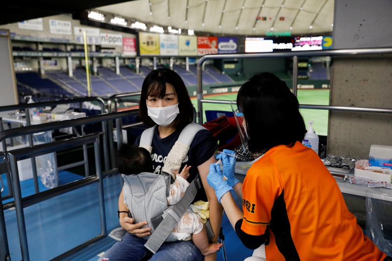 日本全國20歲以上第一、二劑接種率破八成，第三劑施打率降到六成六，人們都想打最新的BA.4、BA.5次世代疫苗，「舊」疫苗打氣更不佳。路透