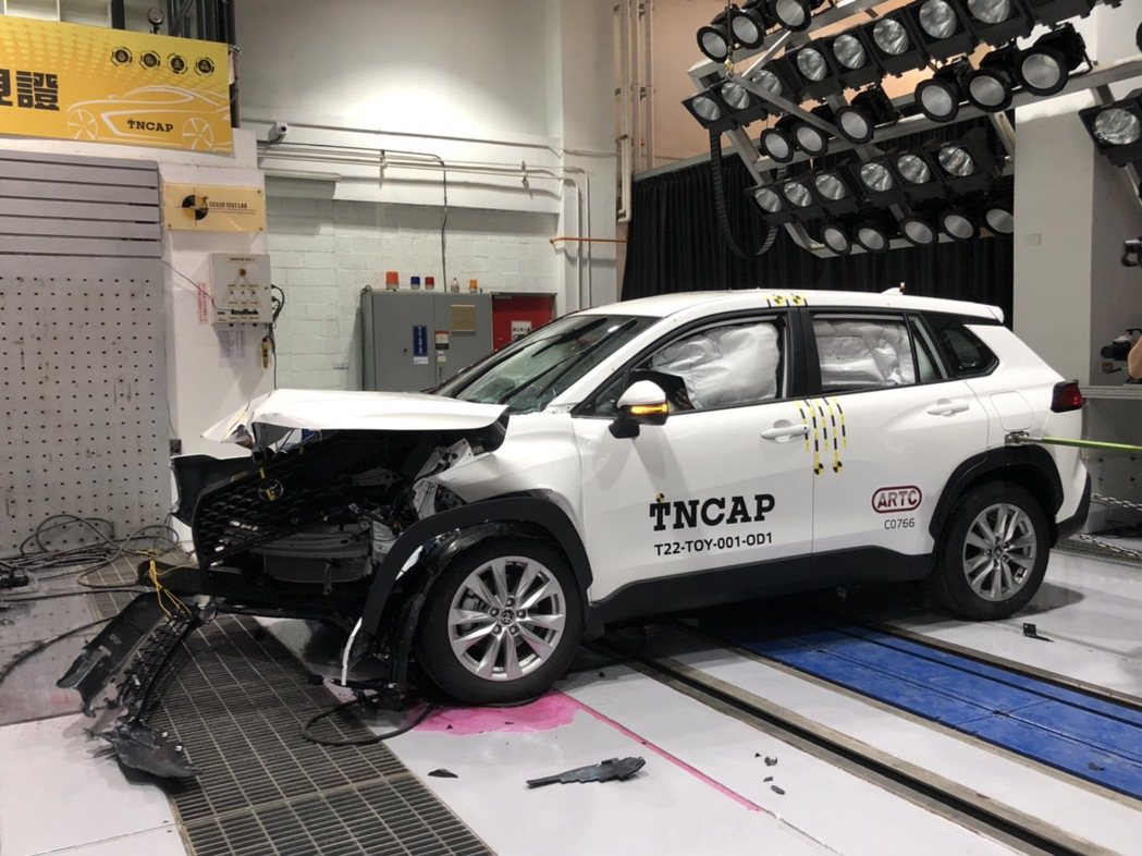 交通部推「台灣新車安全評鑑」計畫，其中最重要的「行人安全防護實驗室」已在今年8月落成啟用，27日下午則以去年全年度銷售量排名第一名的Toyota Corolla Cross，作為首次撞擊測試車輛。記者邱瓊玉／攝影