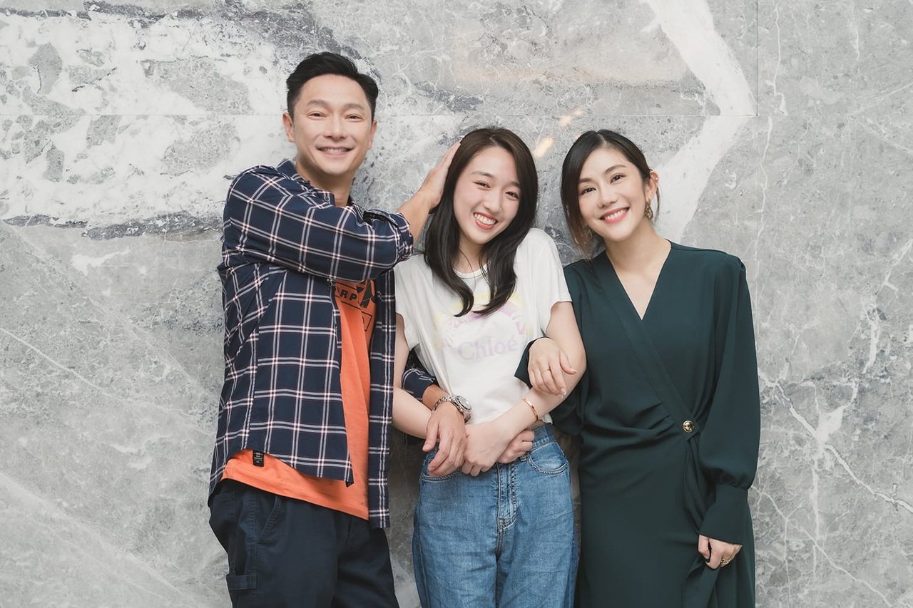 王宇婕(右)加入「機智校園生活」，和謝祖武及王敏淳演一家人。圖／TVBS提供