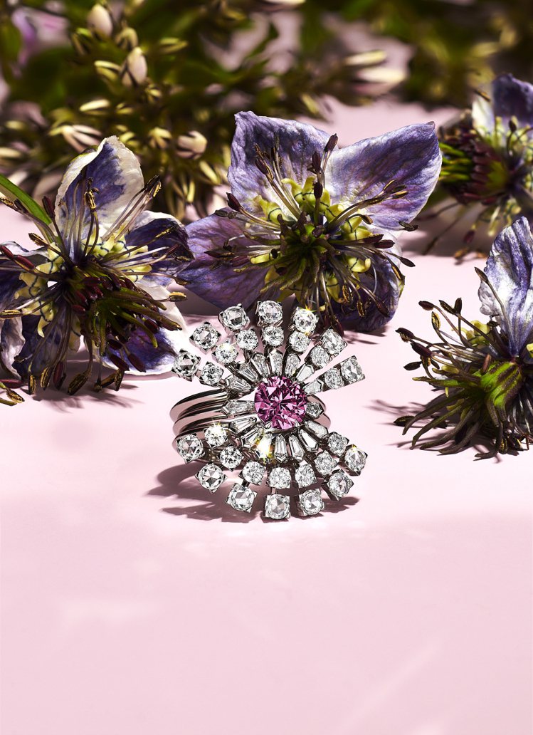 Tiffany Blue Book BOTANICA高級珠寶系列鉑金鑲嵌單顆重逾1克拉艷彩紫粉紅色鑽石和白色鑽石戒指，近1.5億元。圖／Tiffany提供