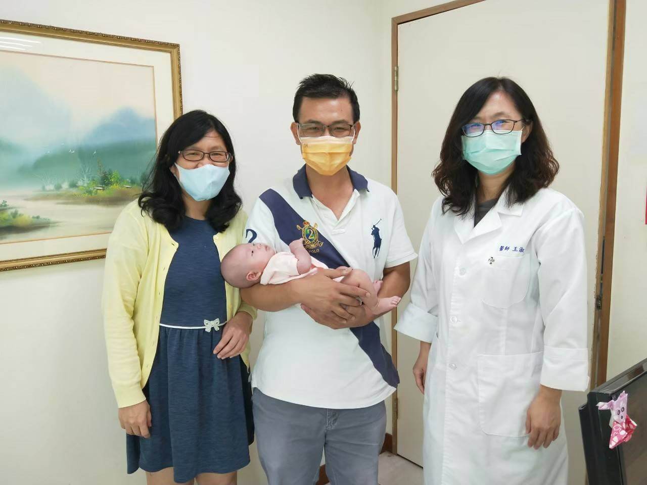 44歲王小姐（左）透過中醫治療一圓求子夢，和先生帶著女兒與中醫師王淑秋合照。圖/王淑秋中醫師提供