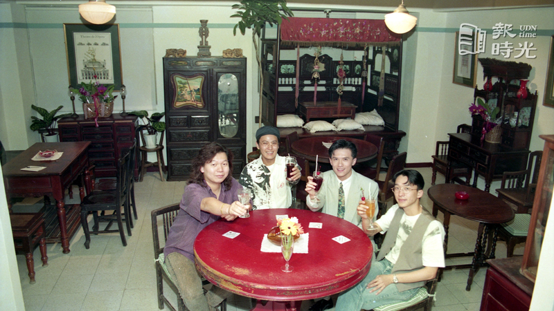 張信哲（左二）開了一家「骨董餐廳」當起老闆，好友溫金龍（左一）、陳冠宇(右二)、蔡榮祖（右一）前往捧場。圖＼聯合報系資料照（1992/07/13　王宏光攝影） 
