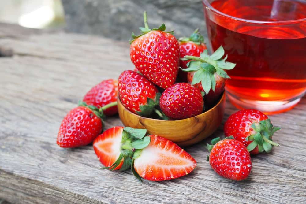 草莓富含維生素C、膳食纖維、花青素、鞣花酸等營養素，可預防動脈硬化及高血壓。 圖...