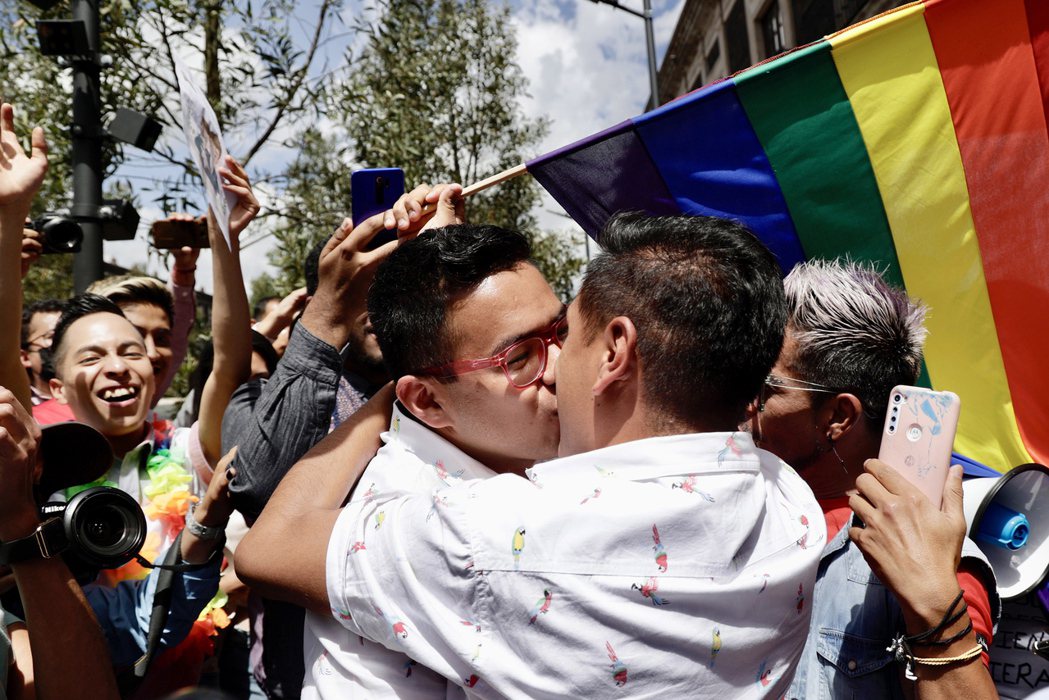 墨西哥當地同性伴侶親吻慶祝同婚合法。 圖／歐新社