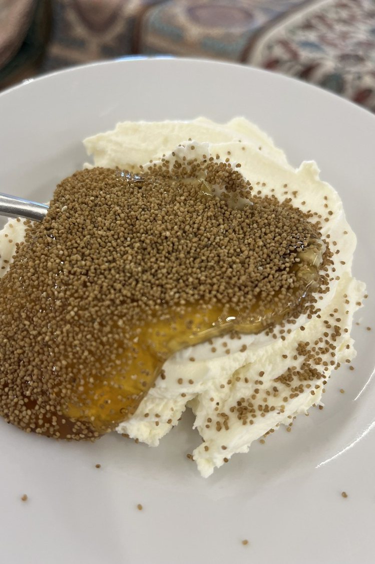 奶酪與蜂蜜上頭的顆粒，即是罌粟籽。記者羅建怡／攝影
