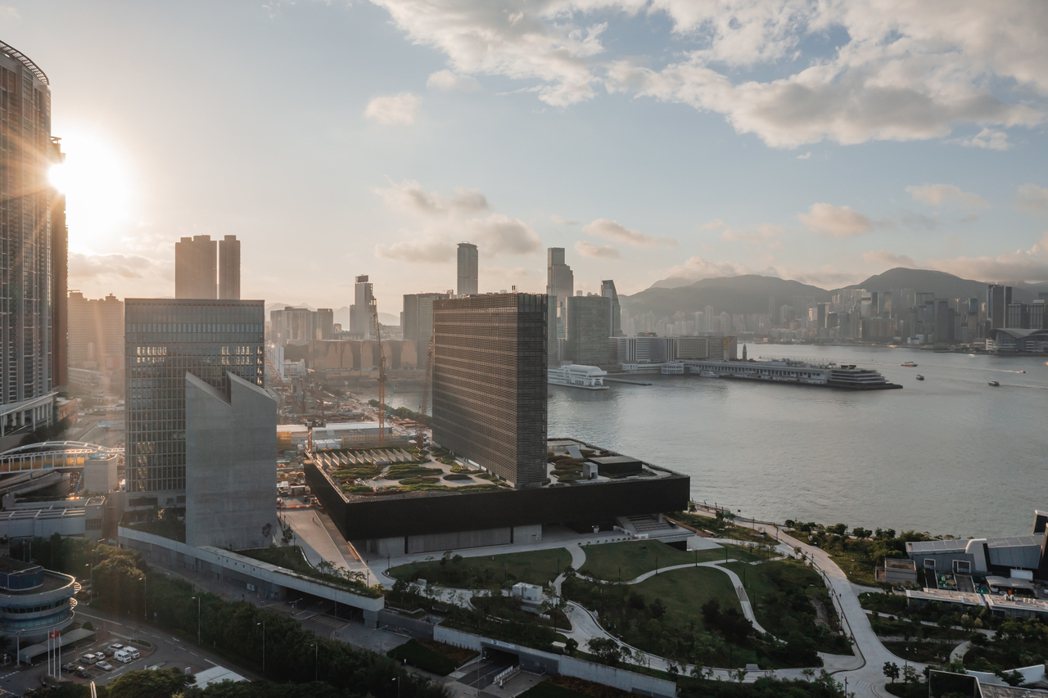 03Ｍ+視覺文化博物館位在香港維多利亞港口旁，其醒目且巨大的造型從側面看，看起來...