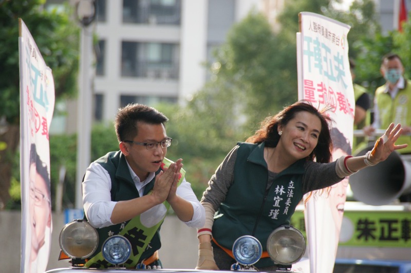 民進黨立委林宜瑾（右）陪同台南市議員候選人朱正軒（左）掃街衝刺。圖／張耀文提供
