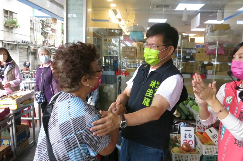 民進黨新北市長候選人林佳龍（右二）赴「深藍」新店區掃市場，民眾熱情上前握手。記者李成蔭／攝影