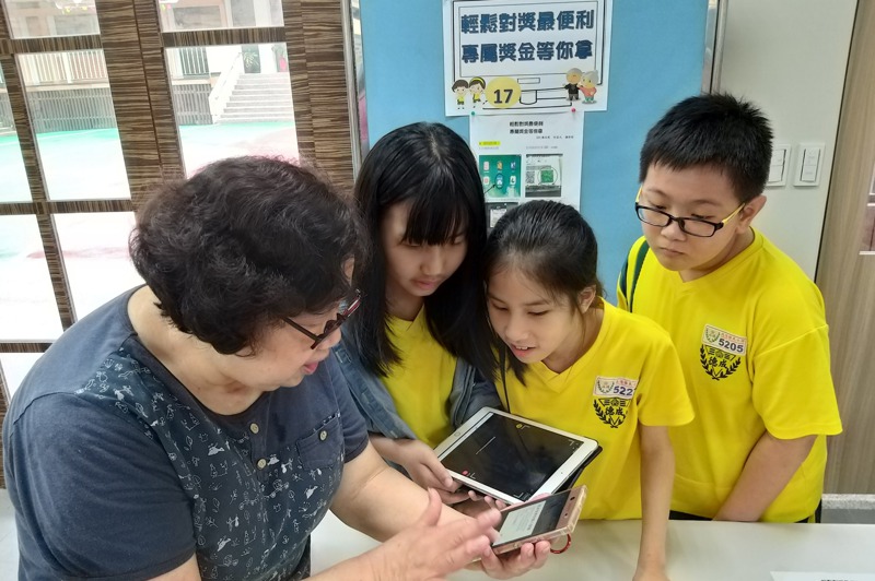 促進跨世代互動，老幼共學基地辦理教爺奶玩3C課程。圖／台北市教育局提供
