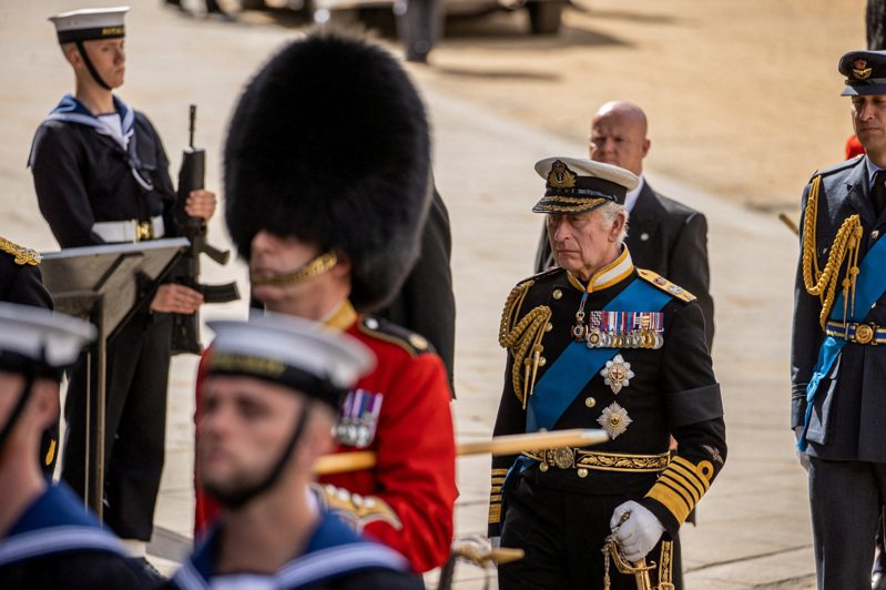 查理三世（中左）全副军装出席女王葬礼。（路透）(photo:UDN)